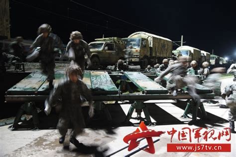 火车站遭“轰炸” 解放军20分钟野战卸载防空旅 - 中国军视网