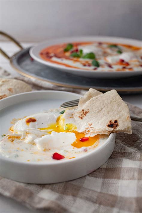 Turkish Eggs - Çilbir | Poached Eggs with Garlic Yogurt