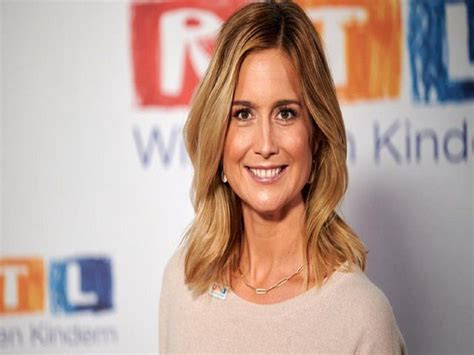 German TV reporter रिपोर्टर ने चेहरे पर लगाई मिट्टी और किया लोगों की ...