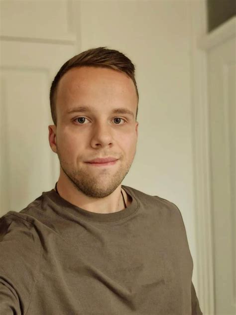 Short hair and no beard or slightly longer hair and beard? (Sorry for ...