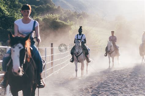 一群人在布满灰尘的农村骑马场里骑马高清图片下载-正版图片501889721-摄图网