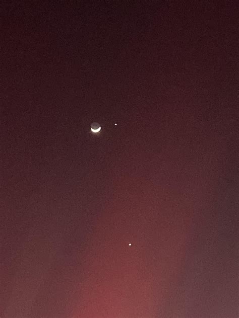 You can totally see Jupiter and Venus tonight!! From East Brainerd Rd. : r/Chattanooga