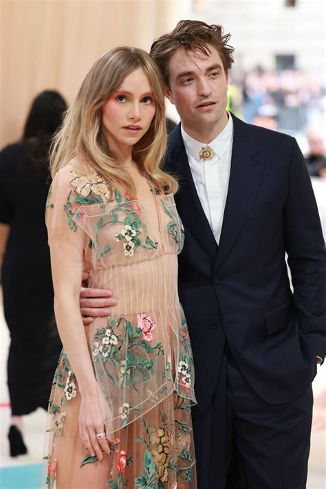Suki Waterhouse and Robert Pattinson – Met Gala 2023 • CelebMafia