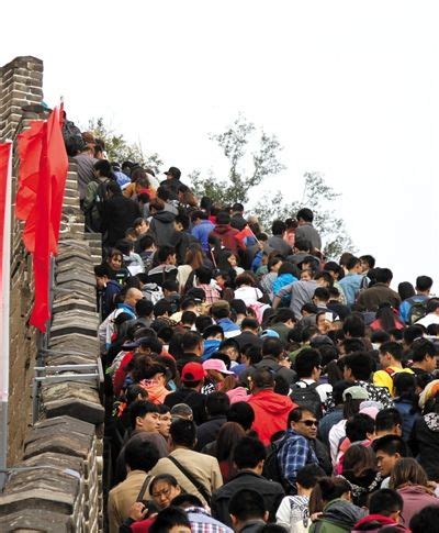 北京八达岭长城迎赏红叶高峰 游客摩肩接踵_国内新闻_环球网