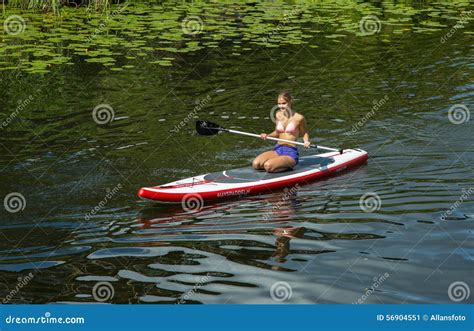 独木舟的女孩用浆划在一条运河的在城市 编辑类照片. 图片 包括有 休闲, 斯德哥尔摩, 长裤, 运河, 乐趣 - 56904551