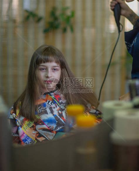 美容师在做发型年轻女子_站酷海洛_正版图片_视频_字体_音乐素材交易平台_站酷旗下品牌