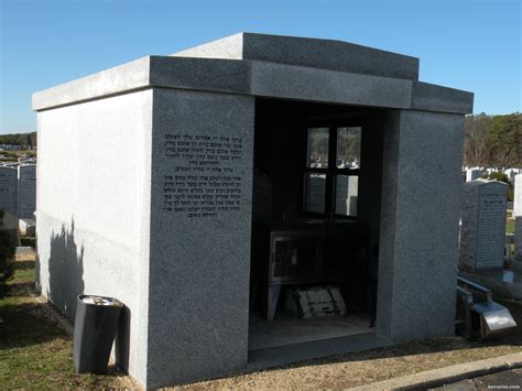 Rabbi Hillel Lichtenstein | kevarim.com