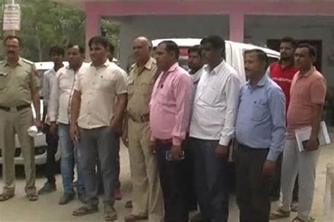 बिजली विभाग की टीम से उलझी महिलाएं, खींचतान में फटे कपड़े - women ...