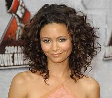 Easy Hairstyles For Medium Curly Hair by Hairstyles For Medium Length Curly Hair Your 411 Easy Hairstyles For Medium Curly Hair