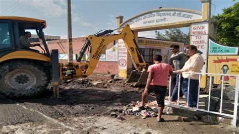 दस दिनों से विद्यार्थियों के लिए स्कूल में आने का रास्ता जर्जर, पानी ...