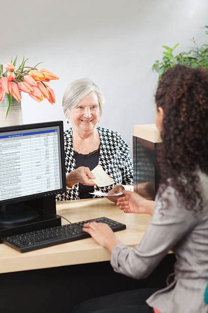 Bank Using Computer 的图像结果