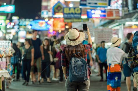 泰国曼谷夜间在考山路步行街拍照的亚洲年轻旅行女背面旅行高清图片下载-正版图片502635939-摄图网