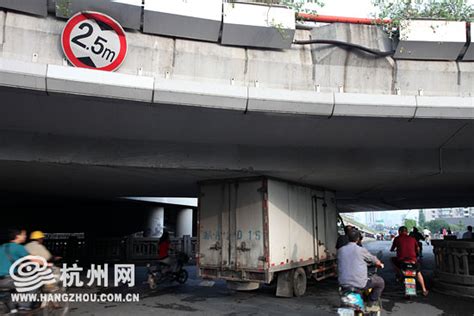 货车违章开上立交桥 被卡住了 - 杭网原创 - 杭州网