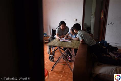 汶川地震女孩17年后嫁施救人最新素材