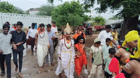 ಬಳ್ಳಾರಿಯ ಸಿರಿಗೆರೆ ಗ್ರಾಮದಲ್ಲಿ ಸಂಭ್ರಮದ ಬಸವ ಜಯಂತಿ, ಭರ್ಜರಿ ಮೆರವಣಿಗೆ ...