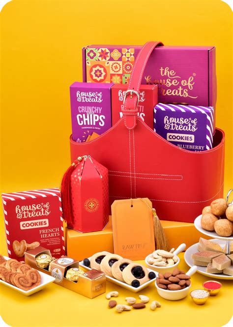 Hamper Inclusions: Kaju Katli 200gm, Samosa 160gm, Pita Chips 100gm ...