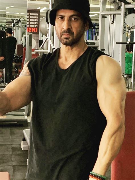 "I was Aamir Khan's bodyguard" - Ronit Roy | Filmfare.com