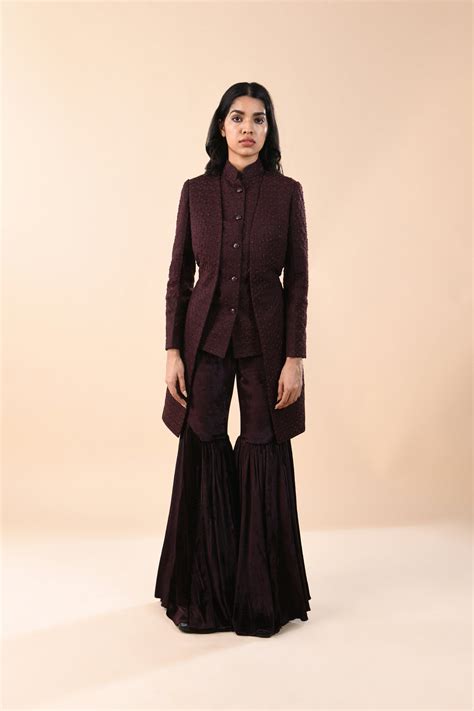 Y FLAT HIGHLIGHTED MOCK LAYER BACKLESS JACKET – Kunal Rawal