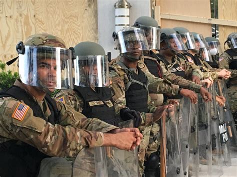 Tennessee National Guard troops lay down riot shields at protesters ...