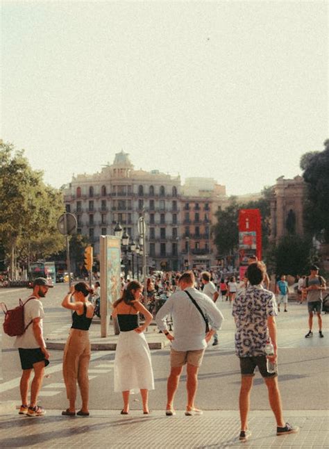 Par of People Walking 的图像结果