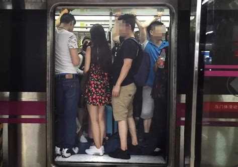 地鐵上一對母子的行為，引來周圍乘客偷拍，網友：最高級的炫富 ＊ 阿波羅新聞網