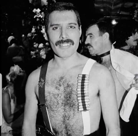 Pin by Queentertainment on Magnificent Mercury | Freddie mercury, Queen ...