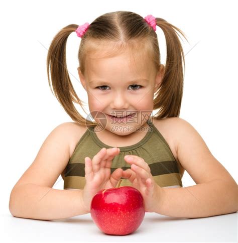 手拿红苹果的女孩高清图片下载-正版图片307760833-摄图网