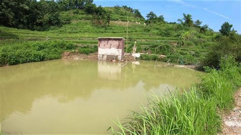 村里新修的水井水流很大，30户村民喝水没压力，好比挖到了矿！ - YouTube