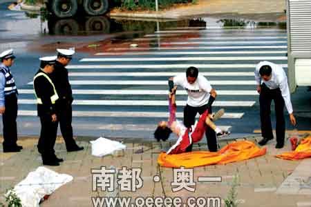 广州大学城车祸致两名小学生飞出车外死亡(图)_新闻中心_新浪网