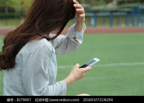玩手机的女生高清图片下载_红动中国