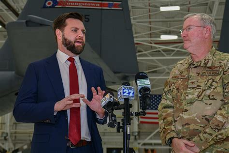 Viral Videos/Pic: VP Vance shoots machine guns with US Marines