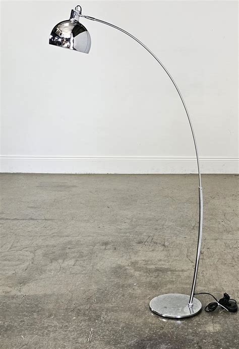 Lot - Chrome arc floor lamp (155cm)