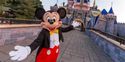 The Real Reasons Mickey And Minnie Wear White Gloves