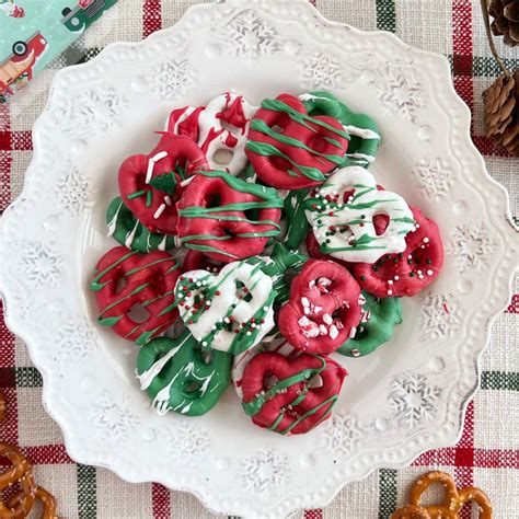 Chocolate Dipped Christmas Pretzels - Meatloaf and Melodrama