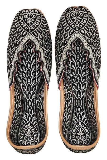 How to wear juttis with just about everything in your wardrobe—from ...