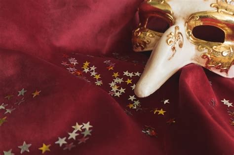 Venetian mask with a long nose and star confetti | Free Photo