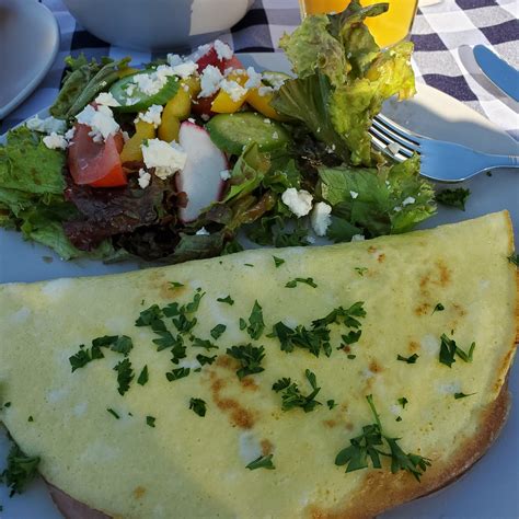 HADOVKA LAKESIDE INN (Wellington, Ontario) - B&B Reviews, Photos, Rate ...