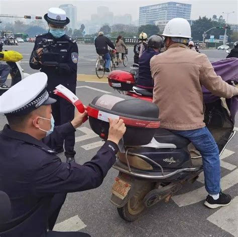 点赞，柳州交警的电动车“亮尾”行动！_反光_标识_灯光