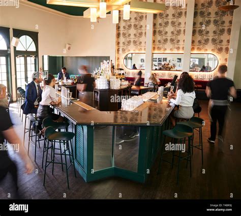 Busy Restaurant 的图像结果