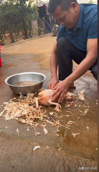 一款来自广东湛江的独特味道美食瓮鸡，是我们80后集体的儿时味道