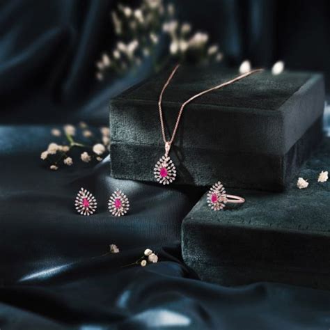 Buy Mesmerising Rose Gold and Diamond Pendant Set Online | ORRA