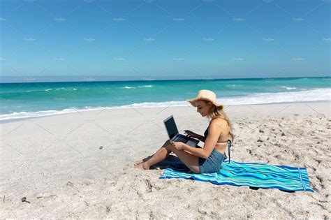 Beach Pictures with People Using Computer 的图像结果
