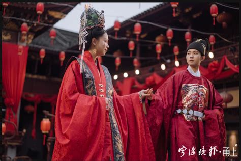 《知否》六姑娘大婚，红配绿的婚服煞是好看，中式婚纱照也可以玩出花样 - 结婚交流 - 得意生活-武汉生活消费社区