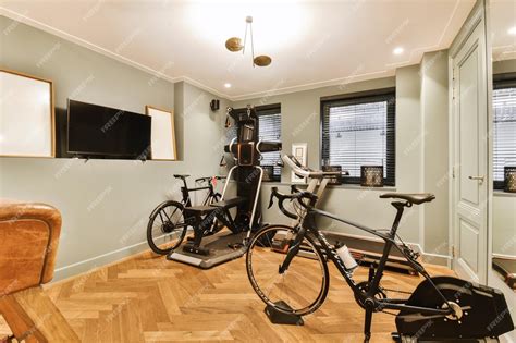 TV On Wall in Gym 的图像结果