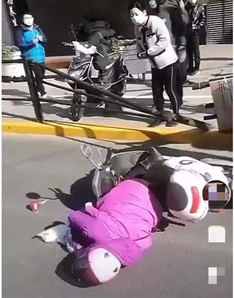 吓人！上海一道路指示牌轰然倒下！女子被砸伤仍在救治！_腾讯新闻