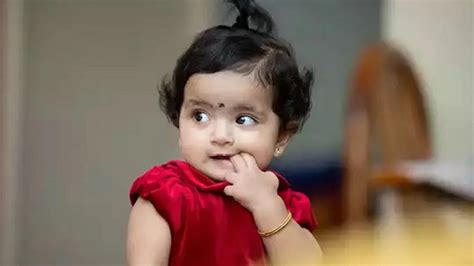 সারাক্ষণ আঙুল চোষে সন্তান? বদভ্যাস ছাড়ান ৭ উপায়ে - Thumb sucking ...