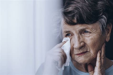 这个女人叫什么名字 一个国外的老年模特_百度知道