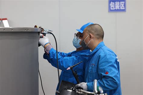 COVID-19蔓延全球重创全球经济产业链。图为中国江苏省南通市一家电子厂的工人戴着口罩复工。（图片来源：STR/AFP via Getty ...