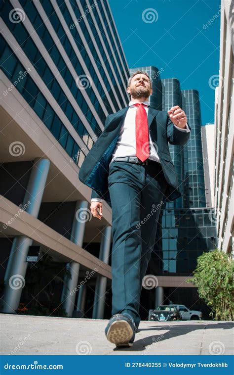 Business Man Walking 的图像结果