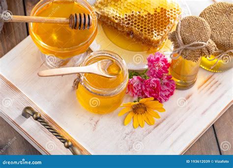 Miel De Abeja Dulce En Peines. Imagen de archivo - Imagen de galletas, delicioso: 193612039